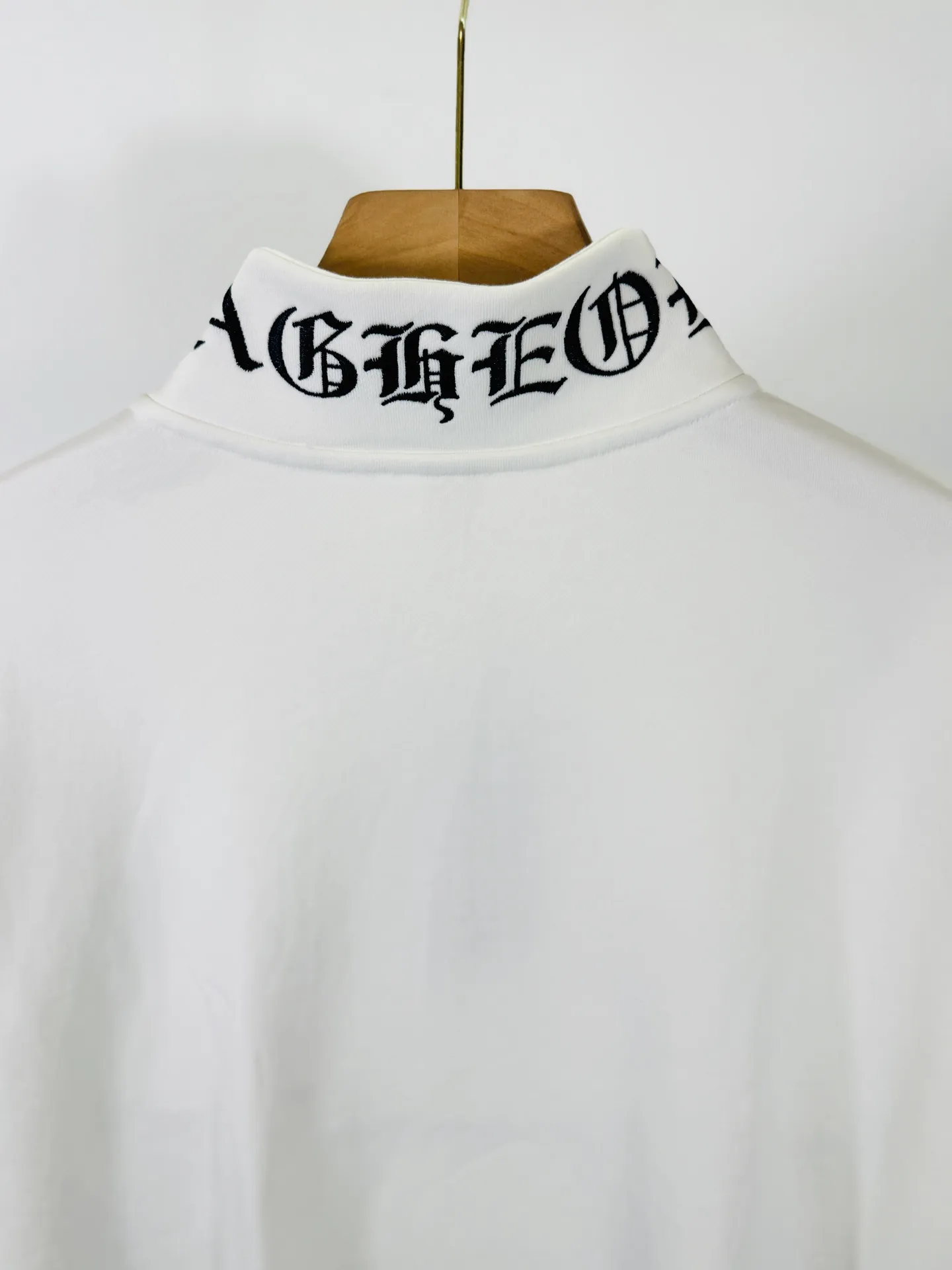 P290 top version, real shot without P, ​​different from market currency) 𝗖𝗵𝗿𝗼𝗺𝗲 𝗛𝗲𝗮𝗿𝘁𝘀/Cro Heart 2025 washed patch embroidery autumn and winter new original single counter American laser burnt 3D embroidery couple stand collar zipper casual sweatshirt 👑The highest version! Customized fabric 430g tripe terry fabric! American acid-washed and distressed original fabric laser burnt ✟appliqué embroidery and exquisite embroidery of letters! The best-selling model in the counter, very comfortable to wear. Accessories: original molded and authenticated collar label➕100% silk wash label. Genuine purchase-grade original hangtag➕matching hanging rope➕3D hanging beads➕original packaging bag. Craftsmanship: The original version has consistent wiring! The highest version of the armhole matching technique! Color: White Black Size: S M L XL Style Number: 25-379
